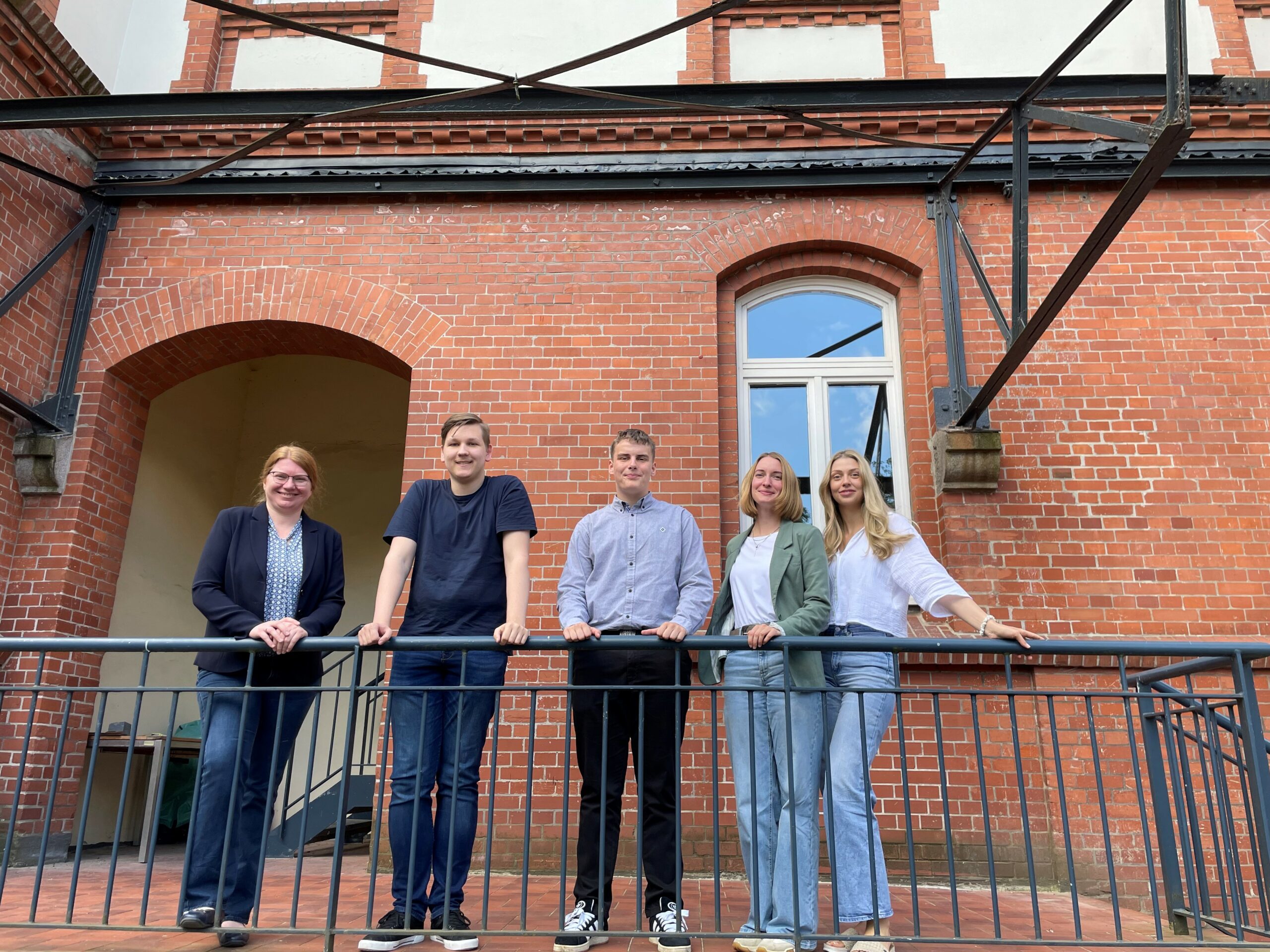 Gruppenbild Auszubildende zum Schiffsmechaniker in der Zentrale in Hamburg